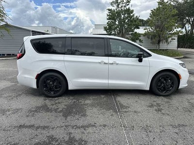 2024 Chrysler Pacifica Hybrid S Appearance Pkg